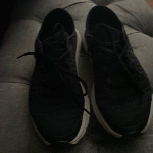 Tennis shoes